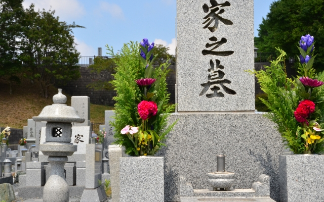 お墓のイメージ画像。名古屋でタイル洗浄の見積もりを承ります。